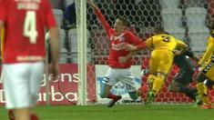 Video aksi protes Bo Henriksen manajer Horsens yang masuk ke lapangan memoprotes keputusan wasit. This video presented by BallBall.