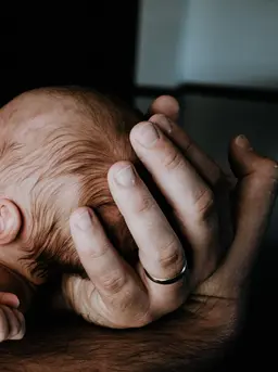 Dalam agama Islam, salah satu hal yang harus dilakukan ketika menyambut bayi baru lahir adalah dengan mengumandangkan adzan di telinganya. Berikut cara mengumandangkan adzan yang benar untuk bayi baru lahir. (unsplash.com/Kelly Sikkema).