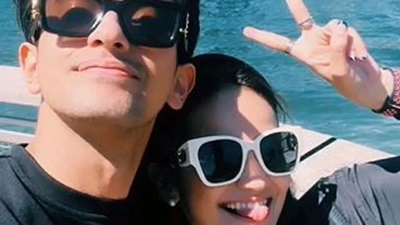 Dikabarkan Pacaran, Ini 6 Potret Kebersamaan Enzy Storia dan Omar Daniel