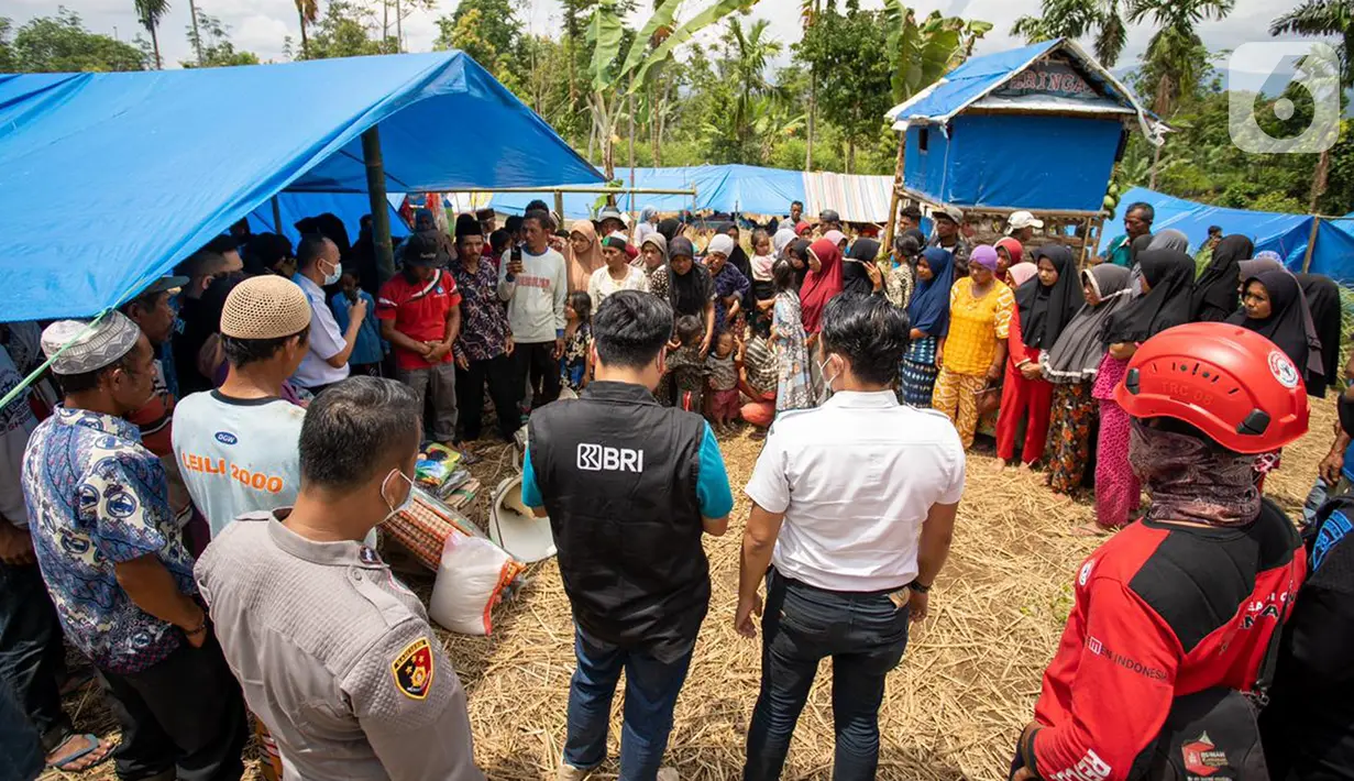 Tim Elang BRI, Satgas Bencana BUMN, aparat keamanaan dan pemerintaha daerah setempat berbincang dengan warga terdampak gempa bumi di Posko BRI Peduli Tanggap Bencana Gempa Bumi Kabupaten Pasaman Barat, Sumatera Barat, Minggu (27/02/2022). (Liputan6.com/HO/CSRBRI)