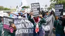 Sejumlah peserta membawa poster saat mengikuti aksi Hari Keadilan Ekologis (HKE) 2026 di depan Gedung MPR/DPR, Senayan, Jakarta, Senin (21/9/2026). Aksi tersebut digelar WALHI bersama komunitas pejuang lingkungan untuk menyuarakan berbagai persoalan lingkungan. (KLY/Budy Santoso)