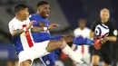 Bek Crystal Palace, Patrick van Aanholt dan penyerang Leicester City, Kelechi Iheanacho berebut bola dalam lanjutan Premier League digelar di King Power Stadium, Selasa (27/4/2021) dini hari WIB. Leicester City memetik kemenangan penting 2-1 di kandang atas Crystal Palace (Andrew Boyers/Pool via AP)