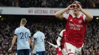 Pemain Arsenal, Leandro Trossard, melakukan selebrasi setelah mencetak gol ke gawang Brentford pada laga Liga Inggris di Stadion Emirates, London (11/2/2023). Meski meraih hasil kurang maksimal, Arsenal tetap berada di puncak klasemen Liga Premier Inggris dengan raihan 51 poin, unggul enam angka dari Manchester City. (AP Photo/Frank Augstein)