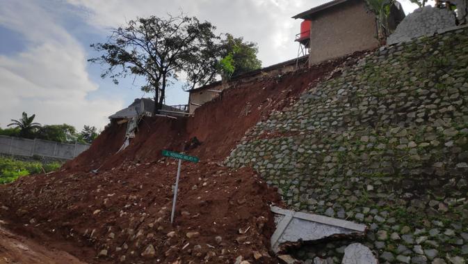 Tanah Longsor di Perumahan Kemang Pratama 2 Bekasi (Foto: Istimewa)