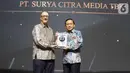 Direktur SCM, Imam Sudjarwo, menerima penghargaan dari Forbes Indonesia dalam acara bertajuk Best of the Best di Jakarta, Rabu (30/10/2019). SCM meraih penghargaan berkategori perusahaan dengan kapitalisasi pasar (market capitalization) di atas USD 1 miliar. (Liputan6.com/Faizal Fanani)