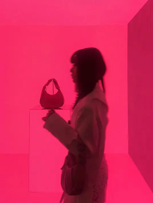 Keduanya menghadiri acara brand TUMI yang juga menggaet Moon Ga Young sebagai Women’s Ambassador-nya. Acara peluncuran tas terbaru bernama Asra ini berlangsung di Singapura dan dihadiri lebih dari 200 selebritis dan artis. [@m_kayoung]