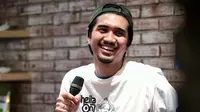 Ditemui di kawasan SCBD, Jakarta Selatan, Rabu (1/6/2016), Duta mengaku kesibukannya promosi album barunya ini bagaikan dilema. Selain dituntut album baru dari penggemarnya, masih banyak permintaan menghibur para penggemarnya. (Adrian Putra/Bintang.com)