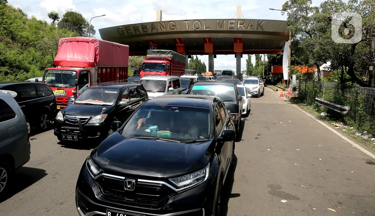 <p>Sejumlah kendaraan terjebak kemacetan saat pemberlakuan sistem buka tutup jalan menuju Pelabuhan Merak, Cilegon, Banten, Jumat (29/4/2022). Sistem buka tutup tersebut membuat kemacetan panjang hingga ke dalam Tol Tangerang-Merak. (Liputan6.com/Angga Yuniar)</p>