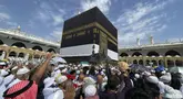 Jemaah haji mengelilingi Kabah di Masjidil Haram, Makkah, Arab Saudi, Sabtu (1/7/2023). Jemaah haji melaksanakan tawaf ifadah usai melaksanakan puncak ibadah haji di Padang Arafah, Muzdalifah, dan Mina. (AP Photo/Amr Nabil)