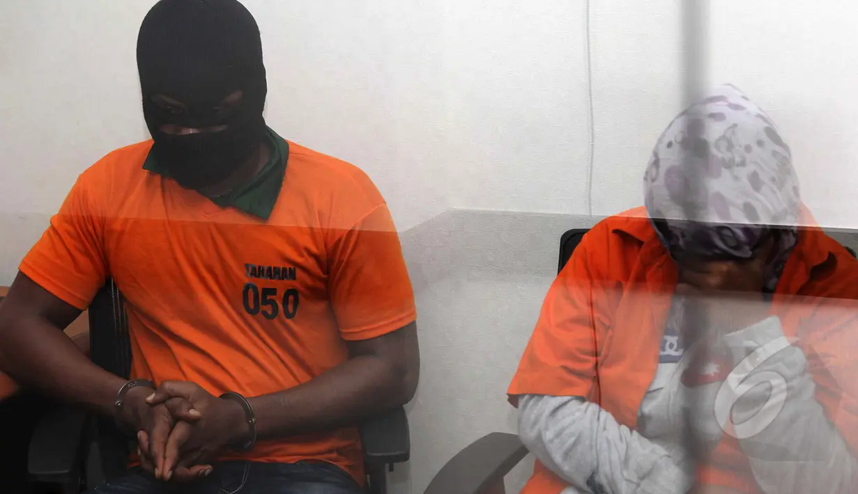 Dua tersangka pengedar sabu yang berhasil diamankan Polri Ditresnarkoba, Jakarta, Rabu (22/4/2015).   Diperkirakan hasil sabu yang berhasil diamankan senilai Rp 3.300.000.000 (Liputan6.com/Helmi Afandi)