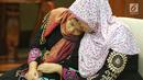 Siti Aisyah bersama dengan orang tua di Kemenlu, Jakarta, Senin (11/3). Siti Aisyah diserahkan kepada keluarga setelah Jaksa Agung Malaysia mencabut dakwaan dugaan pembunuhan Kim Jong-Nam. (Liputan6.com/Johan Tallo)