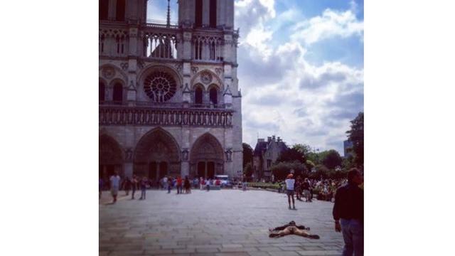 Kocak Banget, Ini 7 Potret Pose ‘Mati’ yang Dilakukan Wanita Di Tempat Wisata