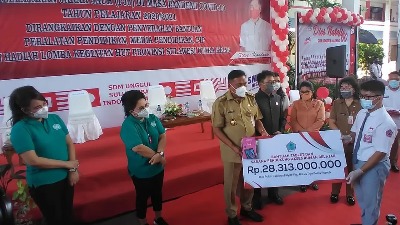 Gubernur Sulut Olly Dondokambey saat memberikan bantuan pendidikan bagi sejumlah siswa.