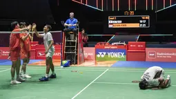 Ganda putra Indonesia Fajar Alfian dan Muhammad Shohibul Fikri merayakan kemenangan atas ganda putra Korea Selatan Kim Won-ho dan Seo Seung-jae usai pertandingan final ganda putra turnamen bulu tangkis Japan Open di Tokyo Gymnasium, Tokyo, pada 19 Juli 2026. (AFP/  Yuichi Yamazaki)