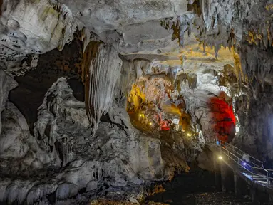 Pengunjung beraktifitas dalam Goa Lowo di Watuagung, Trenggalek, Jawa Timur. Goa Lowo di menjadi salah satu destinasi unggulan yang menawarkan pengalaman petualangan alam di dalam perut bumi terpanjang di Asia Tenggara. (merdeka.com/Arie Basuki)