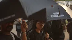 Aktivis Jaringan Solidaritas Korban untuk Keadilan mengikuti aksi Kamisan di depan Istana Merdeka, Kamis (24/10/2019). Aksi ke-607 mengkritisi pelantikan Prabowo Subianto sebagai Menteri Pertahanan yang dianggap bertanggung jawab atas sejumlah kasus pelanggaran HAM. (Liputan6.com/Immanuel Antonius)