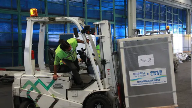 Vaksin Sinopharm sebanyak satu juta dosis tiba di Bandara Soekarno Hatta pada 11 Juni 2021. (Foto:  Kemkominfo)