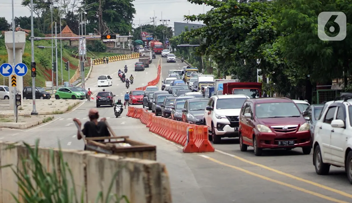 Kemacetan kendaraan saat melintasi Jalan Raya Sawangan di Depok, Jawa Barat, Sabtu (28/11/2020). Pelaksanaan pembebasan lahan dan pembangunan jalan nasional tersebut akan dikerjakan Kementerian Pekerjaan Umum dan Perumahan Rakyat (PUPR). (Liputan6.com/Immanuel Antonius)