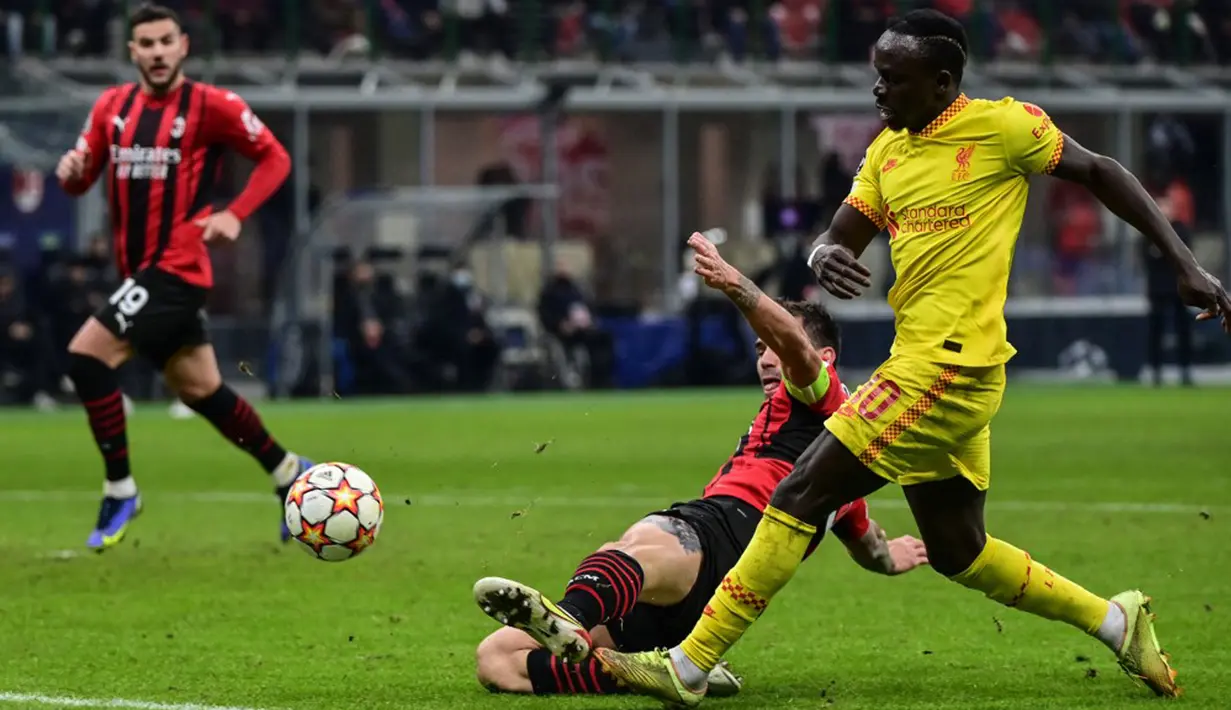 Pemain Liverpool Sadio Mane (kanan) melakukan tendangan saat melawan AC Milan pada pertandingan sepak bola Grup B Liga Champions di Stadion San Siro, Milan, Italia, 7 Desember 2021. Liverpool menang 2-1. (MIGUEL MEDINA/AFP)
