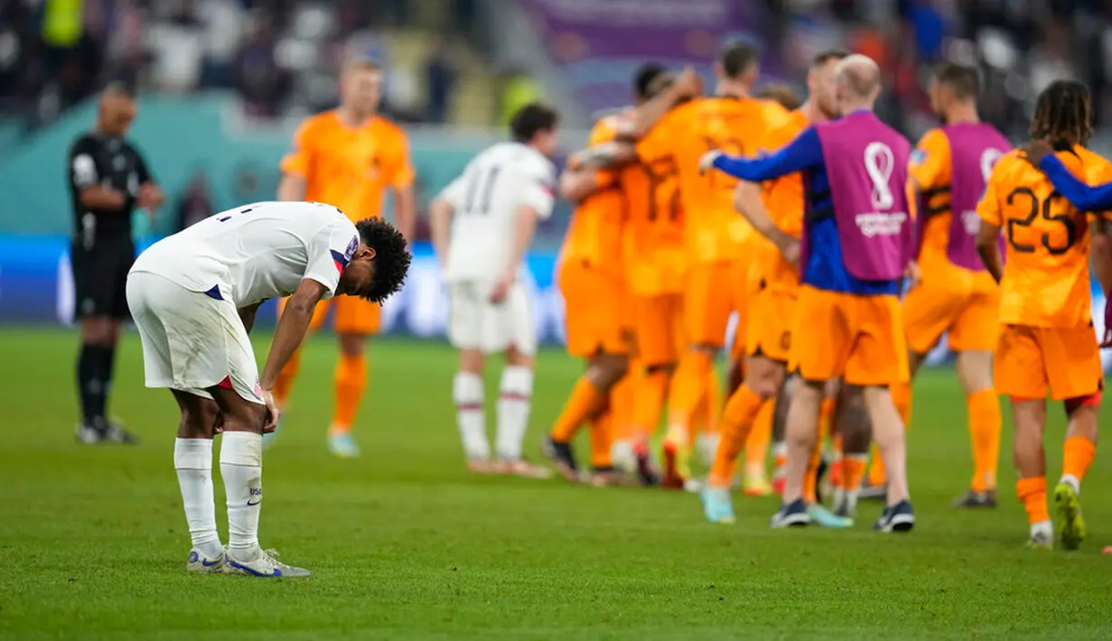 Reaksi pemain Amerika Serikat Tyler Adams usai melawan Belanda pada pertandingan sepak bola babak 16 besar Piala Dunia 2022 di Stadion Internasional Khalifa, Doha, Qatar, 3 Desember 2022. Belanda melaju ke perempat final Piala Dunia 2022 usai menaklukkan Amerika Serikat dengan skor 3-1. (AP Photo/Natacha Pisarenko)