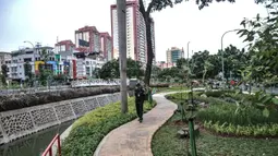 Petugas keamanan saat berjaga di Taman Biotrans di Jalan Suprapto, Cempaka Putih, Jakarta, Minggu (19/12/2021). Gubernur DKI Jakarta Anies Baswedan meresmikan Taman Biotrans yang merupakan kombinasi ruang terbuka hijau dan biru. (merdeka.com/Iqbal S. Nugroho)