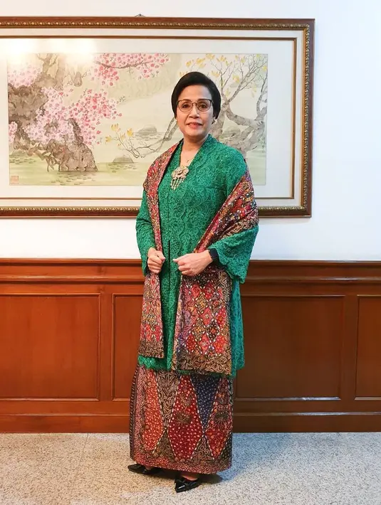 Di momen sidang tahunan MPR RI tahun 2021, Sri Mulyani tampak menawan dengan kebaya Kartini warna hijau zamrudnya yang dipadukan dengan kain Lasem dan selendang yang dibuat oleh seniman batik Lasem, Mbak Ekawati.  [@didietmaulana/@svarna_byikatindonesia]