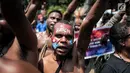 Aliansi Mahasiswa Anti Rasisme, Kapitalisme, Kolonialisme dan Militerisme berunjuk rasa di depan Istana Merdeka, Jakarta, Kamis (22/8/2019). Protes atas insiden yang terjadi di Asrama Papua di Surabaya ini dilakukan setelah sebelumnya mereka berunjuk rasa di Mabes TNI AD. (Liputan6.com/FaizalFanani)