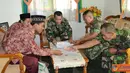 Citizen6, Gresik: Zakat Fitrah anggota Menbanpur-1 Mar tahun 1433 H/2012 M ini diserahkan kepada yayasan guna disalurkan kepada yatim piatu dan kaum dhu ' afa. (Pengirim: Budi Abdillah)