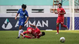Pemain Persija Jakarta, Ilham Rio Fahmi (kanan) berebut bola dengan pemain PSIS Semarang, M Luthfi Kamal pada laga lanjutan BRI Liga 1 2022/2023 di Stadion Wibawa Mukti, Cikarang, Kamis (16/03/2023). (Bola.com/Bagaskara Lazuardi)