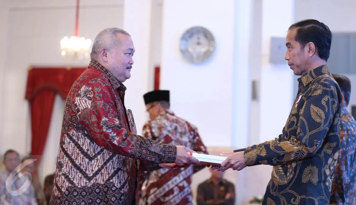 Gubernur Sumatera Selatan, Alex Noerdin menerima penyerahan Daftar Isian Penyelenggaraan Anggaran (DIPA) 2016 yang diserahkan langsung oleh Presiden Joko Widodo (Jokowi) di Istana Negara, Jakarta, Rabu (7/12). (Liputan6.com/Faizal Fanani)