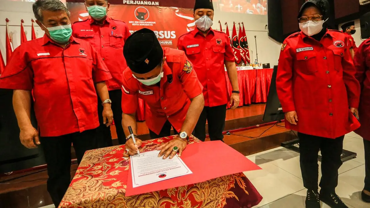 Eri Cahyadi dan Tri Rismaharini dalam  Rapat Kerja Cabang Khusus (Rakercabsus) DPC PDIP Surabaya.
