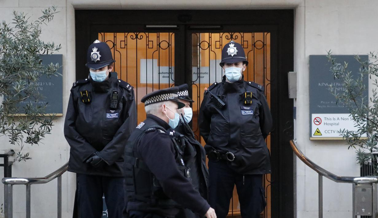 Polisi berdiri di luar rumah sakit King Edward VII di London, Kamis (18/2/2021). Pihak keluarga kerajaan Inggris mengatakan suami Ratu Elizabeth II, Duke of Edinburgh Pangeran Philip (99), dirawat di rumah sakit setelah merasa tidak enak badan pada Selasa (16/2) malam. (AP Photo/Frank Augstein)
