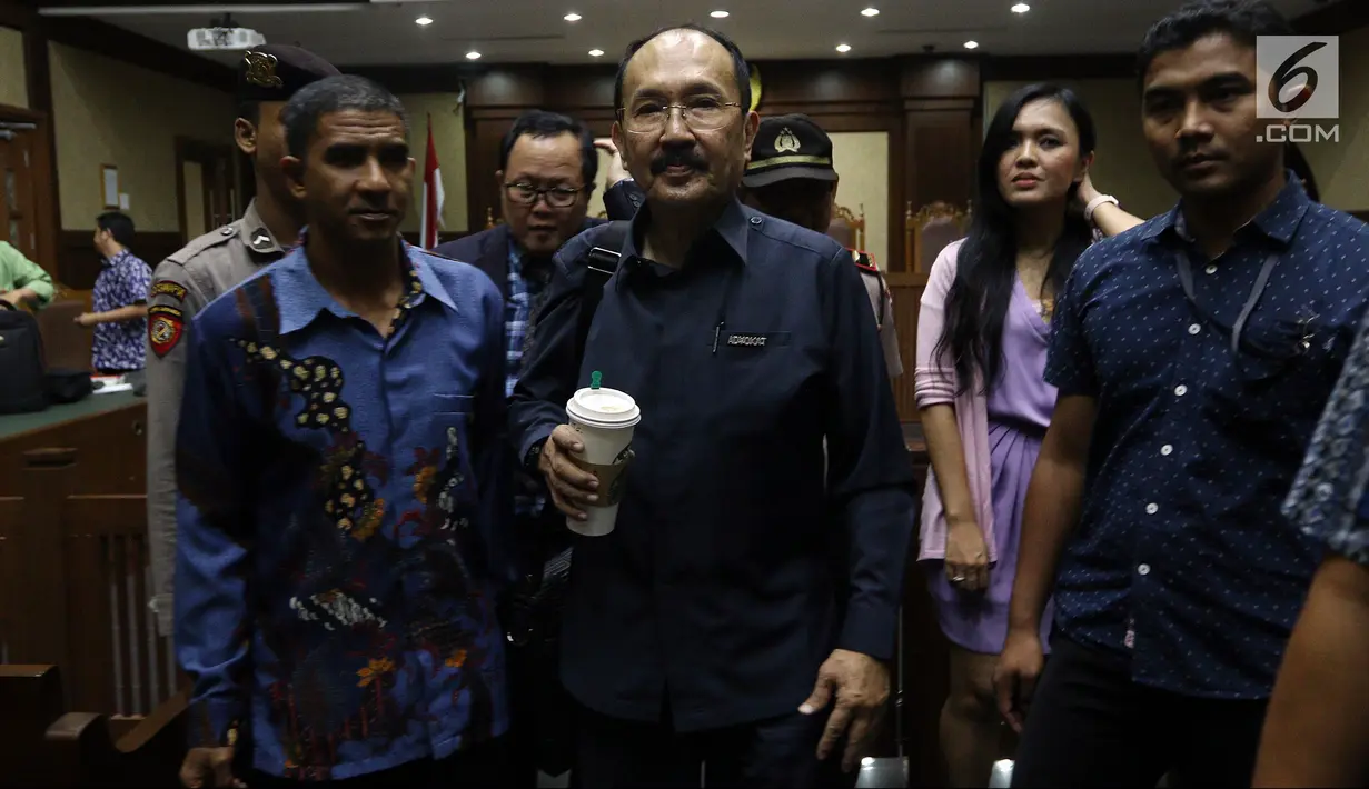 Pengacara tersangka kasus E-KTP Setya Novanto, Fredrich Yunadi usai menjalani sidang pembacaan eksepsi di Pengadilan Tipikor, Jakata, Kamis (15/2). Fredrich dan dokter Bimanesh Sutarjo.disebut telah merekayasa sakit Setnov. (Liputan6.com/JohanTallo)