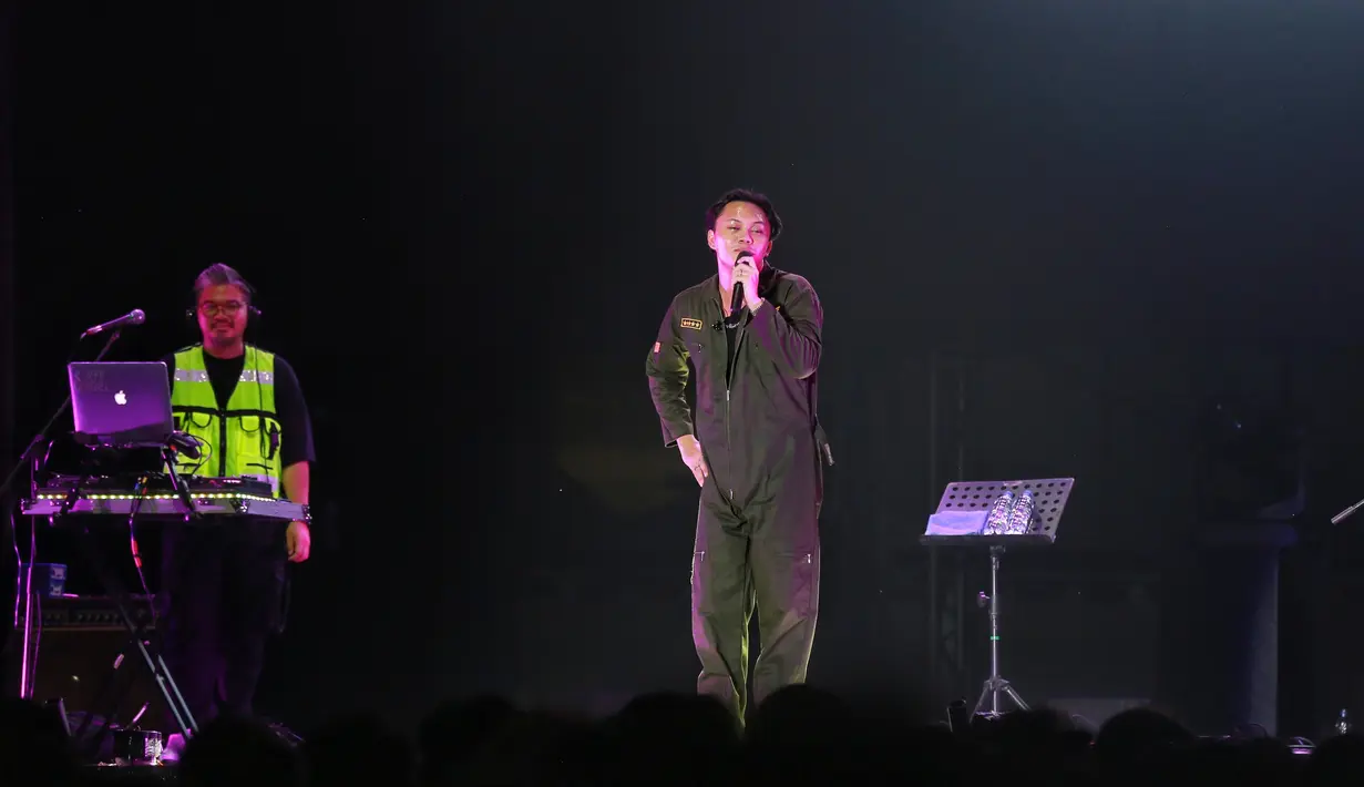 Ada juga Rizky Febian yang mengusung konsep outfit menarik. [Adrian Putra/Fimela.com]