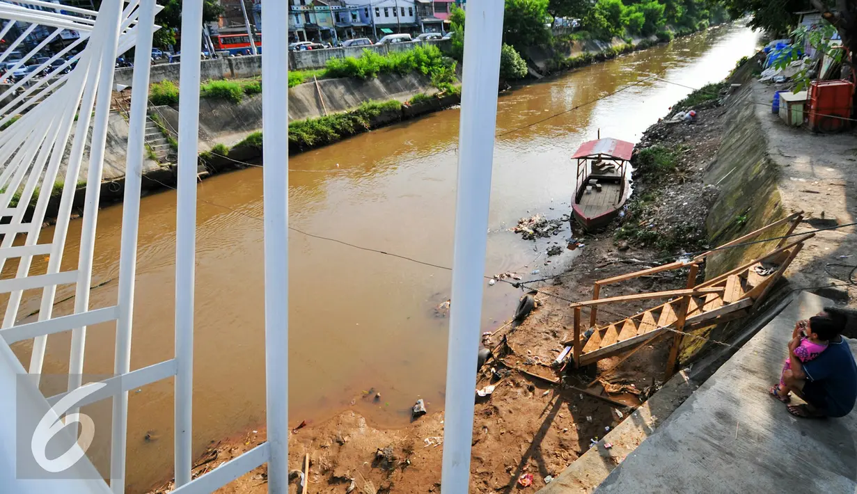 Perahu yang dahulu menjadi transportasi primadona warga Manggarai untuk menyeberang ke wilayah Menteng Tenggulun, kini hanya menjadi penghias tepian sungai Ciliwung, Jakarta, Kamis (28/4/2016). (Liputan6.com/Yoppy Renato)