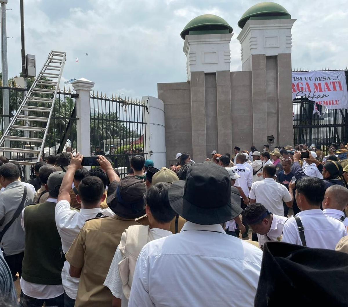 "Mohon sekali lagi tidak melempari, tidak merusak pagar DPR," ujar Susatyo.