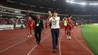 Pelatih Timnas Indonesia, Shin Tae-yong, saat memberikan apresiasi kepada para penonton setelah laga kontra Argentina di FIFA Matchday yang digelar di Stadion Utama Gelora Bung Karno (SUGBK) Senayan, Jakarta, Senin (19/6/2023) malam WIB. (Bola.com/Bagaskara Lazuardi)