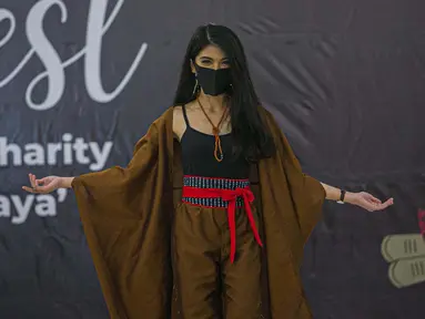 Penampilan Perempuan Pelestari Budaya saat meragakan busana khas NTT dalam Kartini Fest memperingati Hari Kartini, Jakarta, Sabtu (17/4/2021). Acara yang menampilkan talkshow dan Fashion show tersebut merupakan untuk charity Korban bencana alam di NTT. (Liputan6.com/Faizal Fanani)