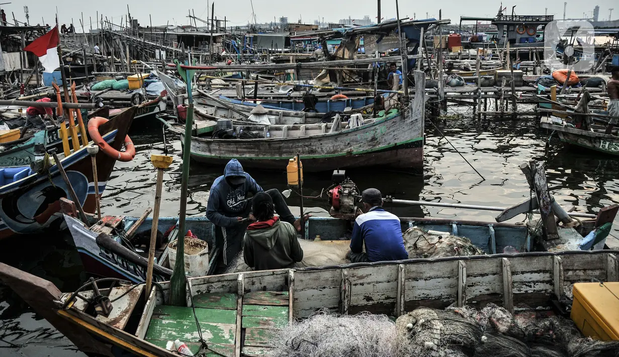 Aktivitas nelayan di kawasan pesisir Kalibaru, Cilincing, Jakarta Utara, Senin (19/9/2022). Para nelayan di kawasan Cilincing mengeluhkan kebijakan pemerintah menaikkan harga bahan bakar minyak (BBM) bersubsidi jenis solar. (merdeka.com/Iqbal S. Nugroho)