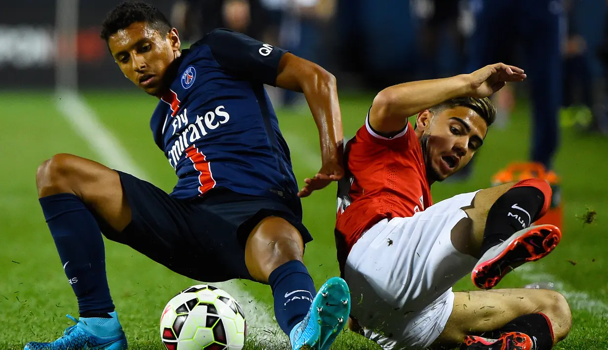 Bek Paris Saint – Germain, Marquinhos berebut bola dengan pemain MU di stadion soldier, Chicago, AS, Kamis (30/7/2015). Paris Saint – Germain menang dengan skor 2-0 atas Manchester United. (Reuters/Mike diNovo) 
