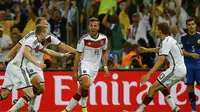 Para pemain Timnas Jerman berhamburan merayakan gol yang dicetak Mario Goetze (tengah) saat berlaga di partai puncak Piala Dunia 2014 kontra Argentina di Stadion Maracana, Rio de Janeiro, (14/7/2014). (REUTERS/Kai Pfaffenbach) 