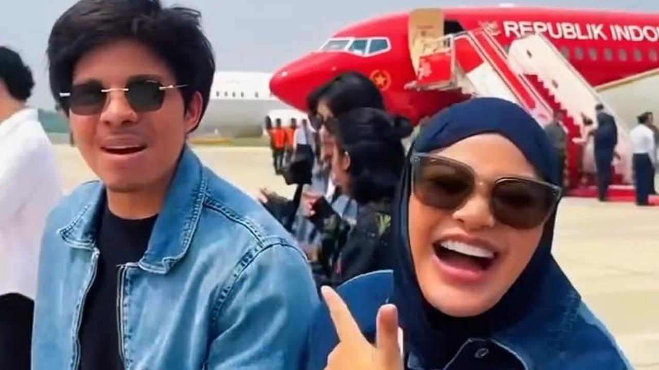Kepada Aurel, Atta pun meminta untuk tidak mengenakan baju yang sama. Sehingga dirinya salah gandeng tangan.<br>
