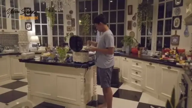 Ide Menata Dapur Nyaman dan Penuh Tanaman dari Yuni Shara