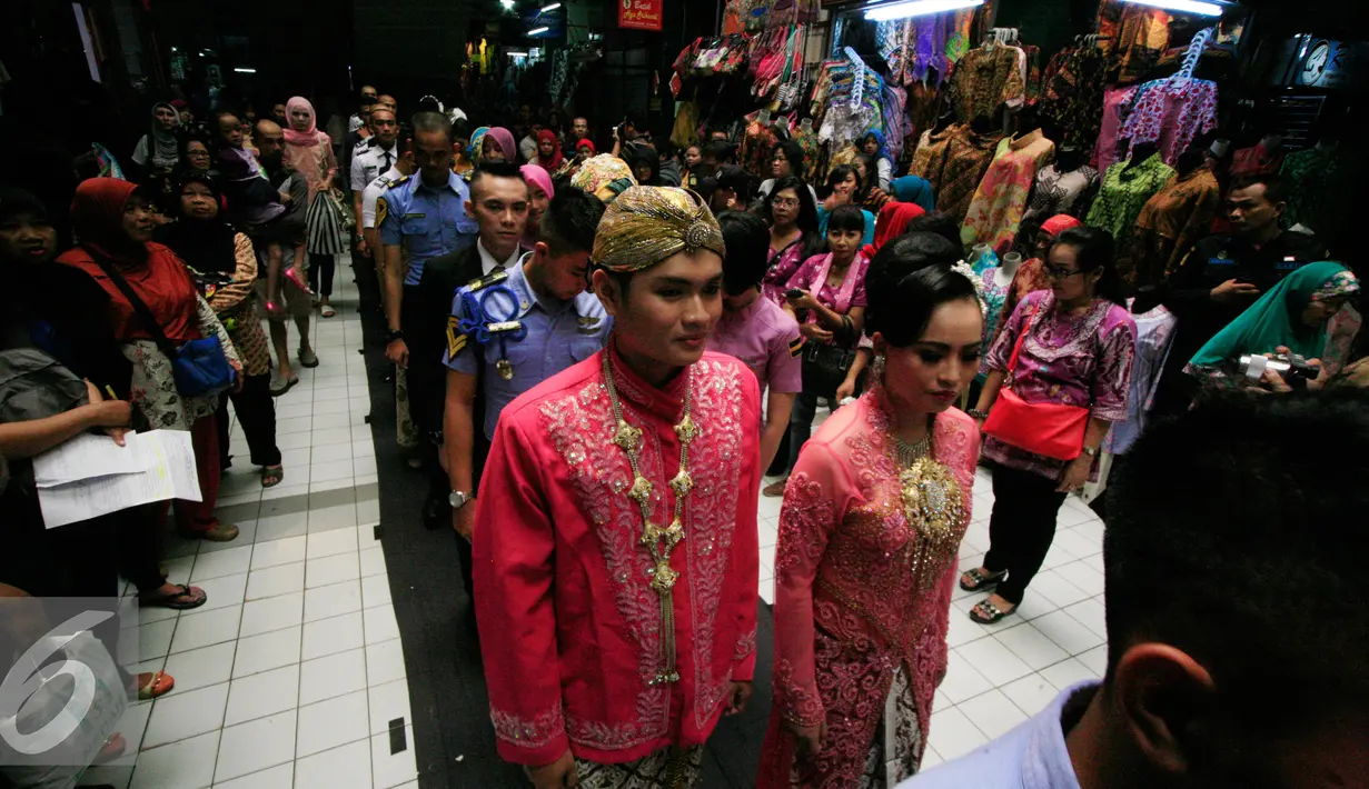 Sejumlah calon pasangan mempelai mengikuti peragaan busana pengantin di Pasar Beringharjo Yogyakarta, (3/2). Busana akan di pakai saat nikah massal yang akan di gelar 4 April 2016. (Liputan6.com/Boy Harjanto)