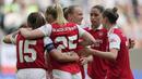 Pemain Arsenal melakukan selebrasi setelah Stina Blackstenius (kanan) mencetak gol penyeimbang 2-2 ke gawang Wolfsburg pada laga leg pertama semifinal Liga Champions Wanita 2022/2023 di Volkswagen Arena, Wolfsburg, Jerman, Minggu (23/04/2023). (AP Photo/Martin Meissner)