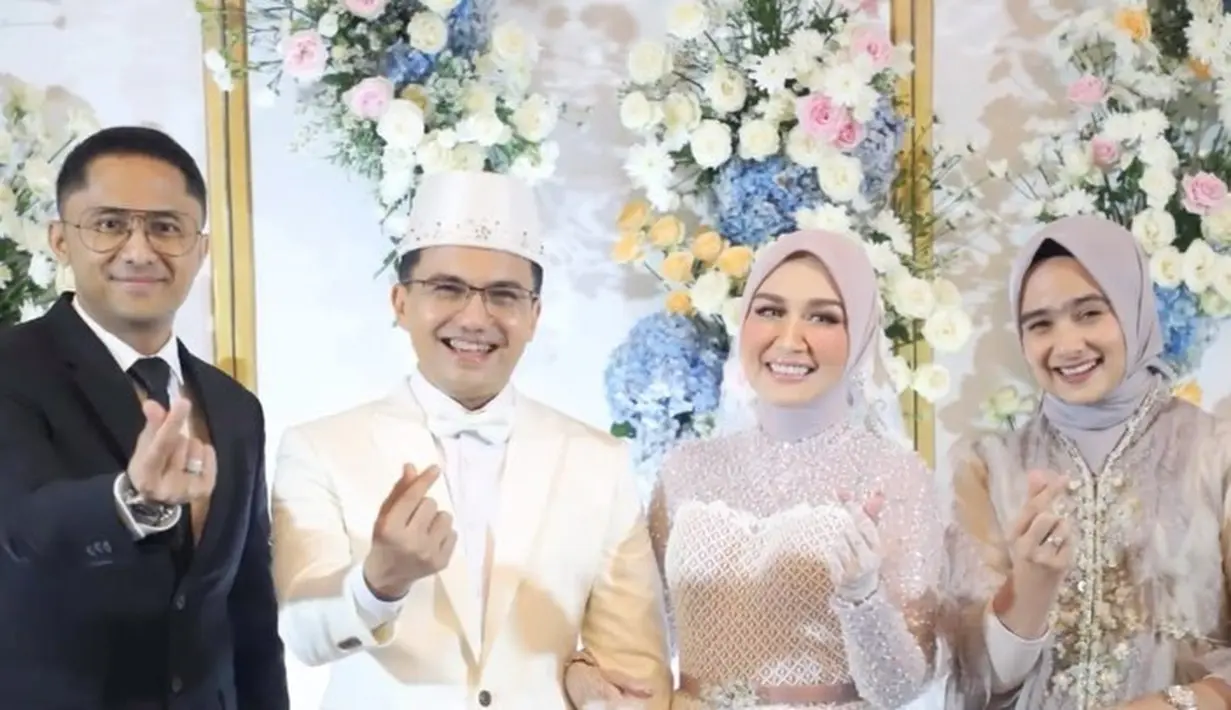 Pernikahan kedua Sahrul  Gunawan dihadiri banyak teman selebriti. Hengky Kurniawan beserta istri terlihat juga hadir di pernikahan Sahrul. Pria yang menjabat sebagai Bupati Bandung Barat itu juga didapuk mewakili keluarga mempelai perempuan. [Instagram/hengkykurniawan]