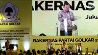 Wapres Jusuf Kalla atau JK memberi sambutan dalam Rakernas Partai Golkar di Jakarta, Kamis (22/3). JK memberi pengarahan kepada seluruh kader Partai Golkar. (Liputan6.com/JohanTallo)