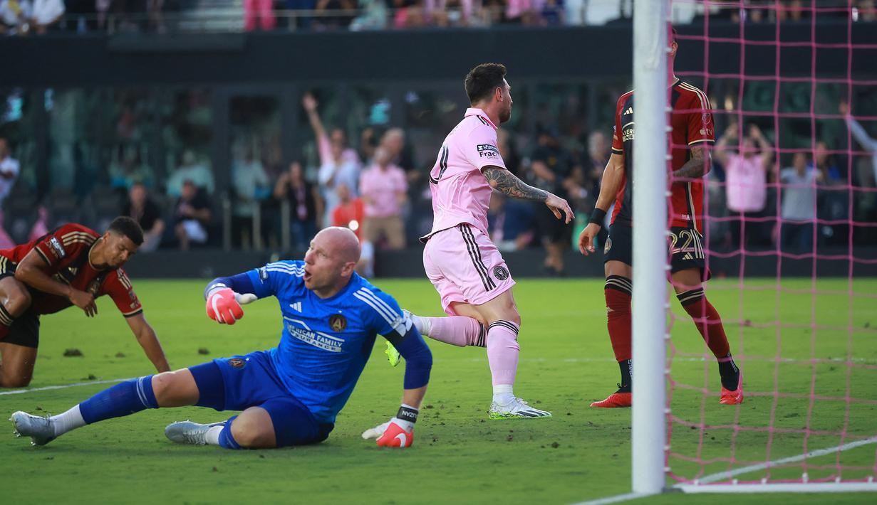 Pemain Inter Miami, Lionel Messi mencetak gol ke gawang Atlanta United pada laga lanjutan Major League Soccer 2023 di DRV PNK Stadium, Florida, Rabu (26/07/2023) pagi WIB. (AP Photo/Rebecca Blackwell)