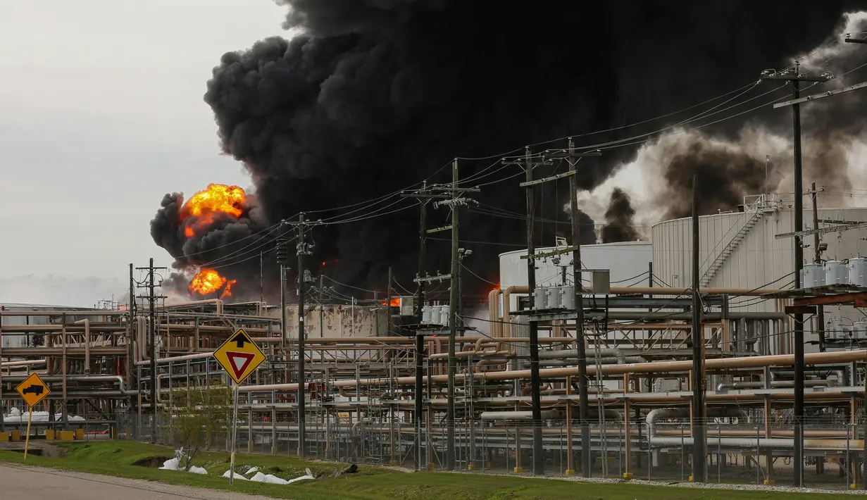 Kebakaran melanda tempat penyimpanan bahan petrokimia di Intercontinental Terminals Co (ITC) di Deer Park, Texas, Senin (18/3). ITC yang dimiliki Mitsui & Co Jepang melaporkan tidak ada cedera diantara stafnya. (Godofredo Vasquez/Houston Chronicle via AP)