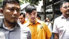 Polisi menghadirkan pedangdut Septyan Arochman alias Daffa dalam rilis narkoba di Ditresnarkoba Polda Metro Jaya, Senin (7/10/2019). Daffa ditangkap di wilayah Tanah Abang, pada Sabtu (5/10) dini hari dengan barang bukti satu bungkus sabu seberat 0,73 gram. (Liputan6.com/Faizal Fanani)